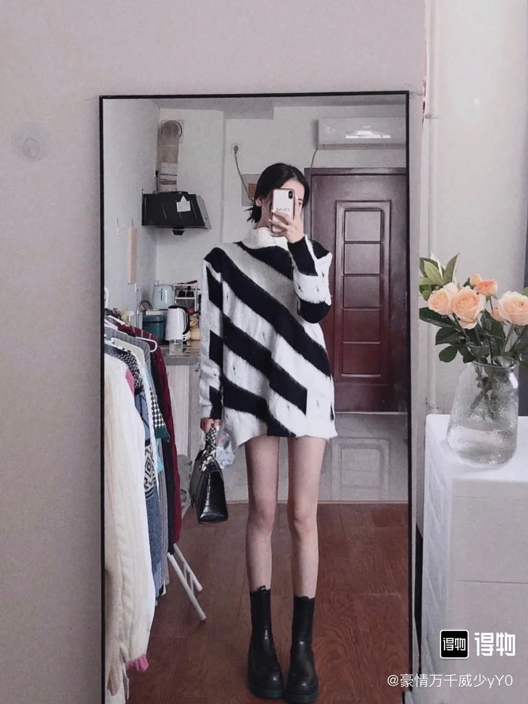 ♻️💯Upper body reference model picture❤️New top-quality proven version OFFWHITE (OW) gradient mohair striped arrow sweater hoodie gradient rendering arrow couple sweater Mohair (English Mohair; Turkish: MUKHYAR) refers to the coat of Angora goats, also known as Angora goat hair. The name comes from Turkish, meaning "the best hair". It has good elasticity, pressure resistance and special luster. It is an excellent raw material for making plush fabrics and one of the most advanced animal textile fiber raw materials in the world market. Mohair has a shape similar to long wool. The fiber surface is smooth, strong luster, high strength, good elasticity, less curl, and easy to wash. Mohair can be used in jacquard blankets, long-haired coats and high-gloss wool fabrics. Mohair sweaters from ow are released every year🛒 The same style and ever-changing colors. There is really no girl who doesn’t love it. It is super suitable for wearing under a down jacket in winter without being bulky! If the lower body is missing, their favorite os version🙋🏻‍♀️ intuitively adds natural softness and fairy beauty effect, which is the best choice! The upper body is lightweight and does not weigh down the body while keeping warm. The sleeves and the gradient arrow parts on the back are repeatedly patterned until the gradient level is satisfied before large-scale products are released. The craftsmanship is extremely demanding. Each sweater is woolen at least ten times to give it a plush, thick feel and good fluffiness! ✅ Fabric composition: 50% mohair 32 spandex 18% wool, three-level anti-pilling Color: black and white gradient Sizes Mohair is lighter and softer, so be careful not to machine wash it, not machine washable! ! emphasize! !  ⚠️Hand wash with warm water and cold water P:440